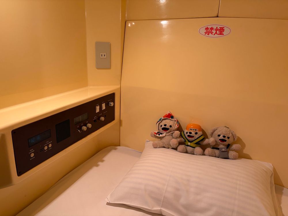 ぼく、カプセルホテルデビューしたヨシ❗️
小さいスペースにテレビやラジオもあって…秘密基地みたいで楽しいヨシ〜❗️