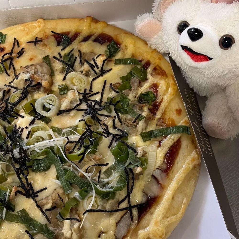 ほぼ半額のネギのピザ🍕
特に美味しくなかったんだ❗️
こんなことならシンプルなマルゲリータにしておけばよかったよ❗️