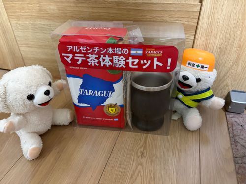 現ファのお給料でマテ茶体験セットを買ってもらったよ❗️
これはメッシがいつも飲んでるやつなんだ〜❗️
これさえ飲めばぼくも一流アスリートになれるかなあ〜❓