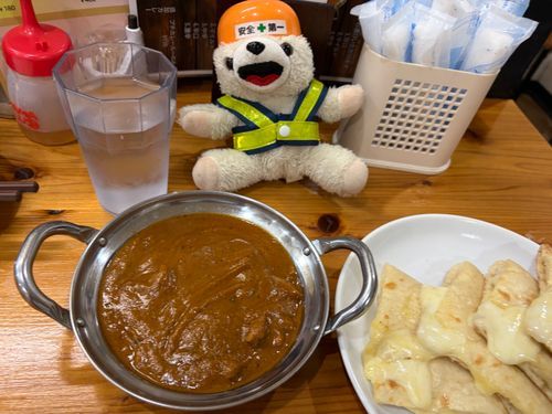 よく見るとチーズナンにハチミツをかけているこぐま