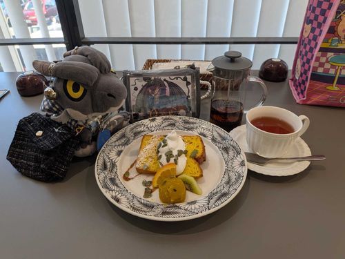 俺とパートナーは、かぼちゃシフォンケーキと温かいダージリンのセットにしたぜ🤔
シフォンケーキがフワフワでしっとりしてて備え付けの生クリームとかぼちゃが優しい甘さ💕
ダージリンとの相性抜群だぜ😋💕