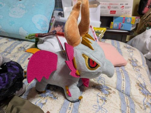 『モンスターハンターライズ：サンブレイク』に登場する古龍種のモンスターです。美しい白銀の甲殻と、鮮やかな深紅の翼を持つ、とても気品のある見た目をしています。別名は「爵銀龍」。優雅に見えますが、実はかなり手強く、特殊な虫「キュリア」と共生して相手の精気を奪う能力を持っています。攻撃を受けると「劫血やられ」という状態になり、体力が徐々に減ってしまうのが特徴です。ゲームではメインモンスターとして登場し、「王域三公」の筆頭格として君臨。多くのハンターから人気（と強さ）で知られる存在です。

