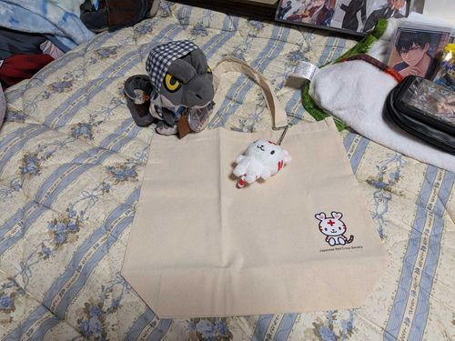 パートナーの父が昨夜緊急入院したらしく今日仕事を15時早退して16時に日赤病院へ行って来たらしい…🏥
その時に日赤病院内のコンビニでハートラちゃんて言う公式キャラのコットンバッグを購入して来たみたいだな🤔
前に購入したマスコットを着けて良い感じになったのでは?😃