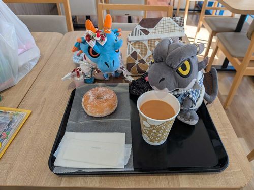 ミスドで、15時のおやつのティータイムだぜ😋💕
パートナーの大好きな温かいロイヤルミルクティーが解禁なんだってな🤔