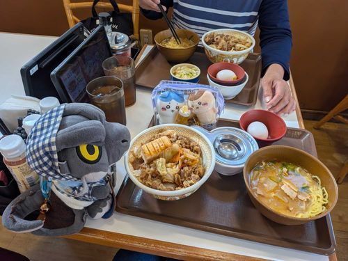 今日の昼飯は、久々にすき家で食べて来たぜ😋♫
すき焼き丼と新発売?の豚汁みそラーメン頼んでみたけど、豚汁みそラーメンはあまりオススメ出来無い味だったな😓
