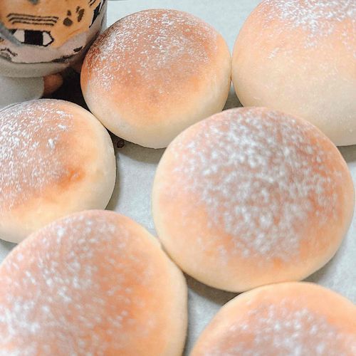 あるじが ぱんを やいたらしい
おれと おなじくらいの おおきさ・・・。いろ・・・。