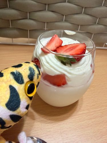 パンナコッタをたべたよ。
パンナコッタは、たまごをつかわないプリンみたいなデザートだよ。
いちごがすっぱくて、パンナコッタがあまくてとってもおいしかった！
ほかにもケーキたべたから、そのしゃしんはこんどのせるね！