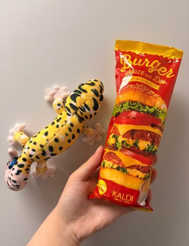 久しぶり。おはよう。
このまえ、カルディにいってハンバーガーソースをかってきたんだ。
わだいのやつだね。
しょっぱくて、きざんだタマネギがいいしょっかんの、おいしいソースだったよ！
ごしゅじんてきには、からさがもっとほしかったみたい...。