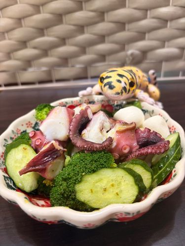 タコをかったから、サラダにのせたよ。
プリプリでおいしかった！
さいきんタコたかくてかえなかったんだけど、ごしゅじんがふんぱつしたんだって。
おいしくって、かってよかったね。