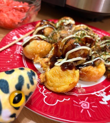 おはよう。
このまえ、たこやきパーティーをしたよ。
ごしゅじんのおうちには、おおきいたこやききがあるんだ。
たくさんくるくるしてたべたよ。
すこしぶかっこうだけど、とろとろでおいしい！
つくっただけたべられるからだいまんぞくだね！
