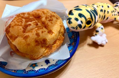 ビアードパパのシュークリームをたべたよ。
いちごあじだった！
さわやかなさんみがおいしかったよ〜！
ビアードパパは、きじもクリームもおいしいからだいすきなんだって。
いまやってる「まっちゃあじ」もきになるなあ。