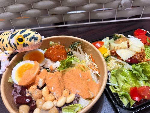 コブサラダとチリビーンズのサラダをたべたよ。
なんだか、きぶんはがいこくにいるみたい♪
ちょっぴりからくて、でもおいしいサラダだったよ。
チリビーンズが、バーガーキングのチリチーズフライみたいなあじで、かんどうしちゃった！
そういえば、バーガーキングはすっごくおおきなサイドメニューをだしたみたいだね。
ごしゅじんがたべたい〜ってウズウズしているよ。