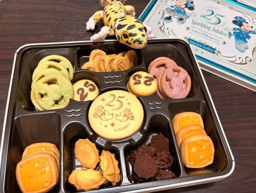 このまえ、ごしゅじんがディズニーシーにいったんだ。
これはそのおみやげ！
おいしいクッキーがたっくさん！
ぼくはおるすばんだったけど、かわいくておいしいクッキーがたべられてしあわせ！
とうきょうディズニーシー、25しゅうねんおめでとう！