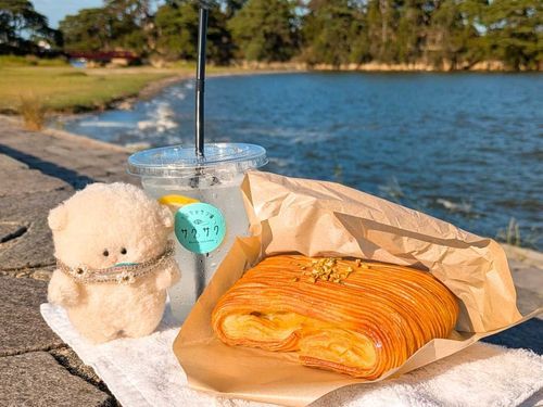 うみをながめながら　くろわっさん　たべたでち🥐