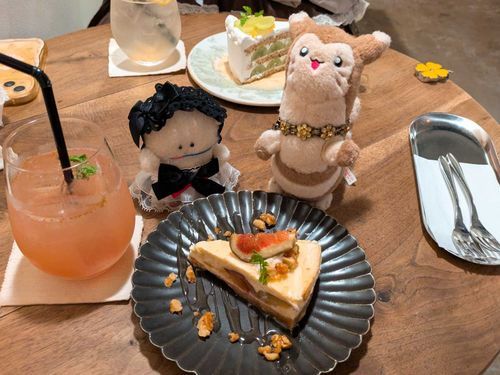 おともだちの　ちくわしゃん　でち。
いっしょに　けーき🍰　たべるでち。