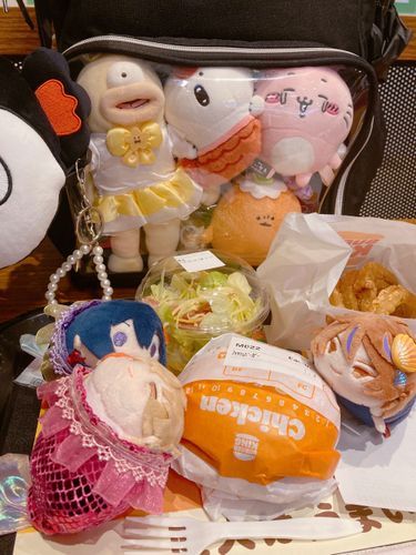 えっ ちいかわのえいがをみたあとにふぃっしゅばーがーたべるんですか……？