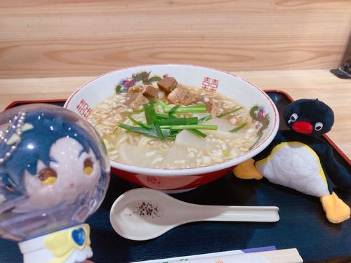 またらんしゅうぎゅうにくめんをたべてたあるじだぜ🍜

しゅうしょくしたからこうしんそくどはおちてるが、あるじはげんきだ！あしたはものよしとごとうのわんぱくがとどくってわくわくしてるみたいだぜ🎶