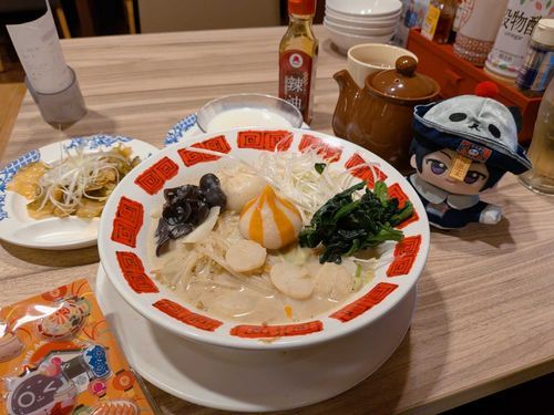 しろのまーらーたんだぜ🍜
おまけのはいぜんしてくれるねこのしーるがかわいいな