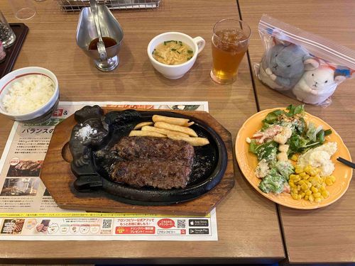 もちぬしのおたんじょうびに、ごちそうを食べにきたぞ