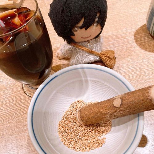 ゴマをすってます