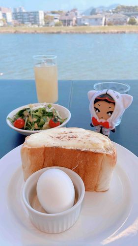 博士だ
焼きたてのふわふわバゲットは
ぬいぐるみのベッドにちょうどいいサイズ