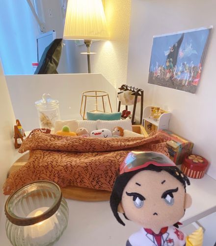 博士だ
今日は博士の部屋をみんなに紹介するよ
風通しがいいから
こんなあつい日は小さなぬいぐるみ達が涼みにくるよ
