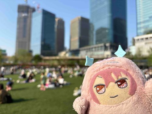 ビルぐんとみどりのコントラストが、とくちょうてきだ