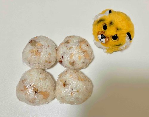 あした　どきょにん　しごと
るすばんちゅ　うめしゃけおにぎり　たべる