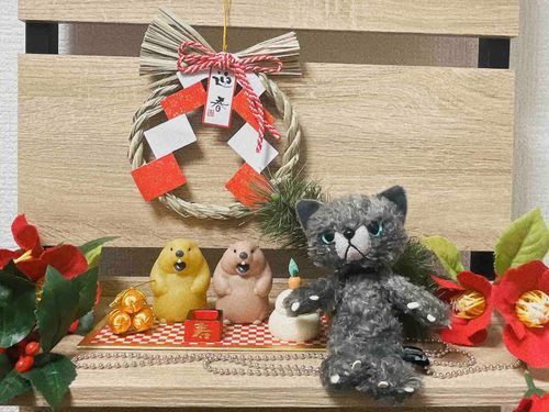ようやくお家に帰ってきたので、
クリスマス飾りを片付けて、お正月の飾り付けをしたよ❤️🤍