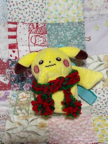 寒くてプルプル震えていたら、うおっちさんのママがクリスマスカラーのあったかマフラーを編んでくれたんだ！

ぼく、とっても嬉しいよ！

似合ってるかな？えへへ。
