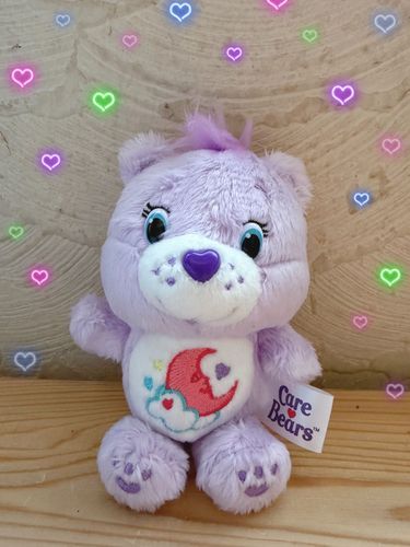 ケアベアのスウィートドリームベア（Sweet Dreams Bear）で、名前は「スヤリ」って言います。女の子です。よろしくお願いします！

優しいパープルの体に、眠っている三日月とお星さまのお腹のマークが特徴で、皆さんに幸せな夢と素晴らしい朝を届けます。