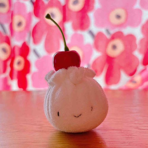 上に乗っているさくらんぼがチャームポイントです。