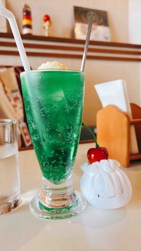 アイスにさくらんぼをのせたいな