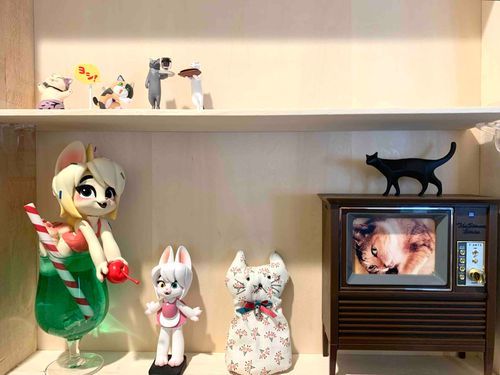 ねこです。
実はちょっと前にお引越ししました🚚

新しいおうちでのねこの場所はここだよ🐱
いろんなﾈｺﾁｬﾝのお友だちに囲まれてます。
上のスペースはまだ空いてるので、もっとたくさんお友だちが増えるといいなぁ〜
