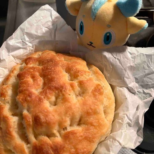フォカッチャ作った！正解はわからないけどおいしい

ちょっと表面固かったから焼きすぎか、水とかオリーブオイルたりなかったのかな？？