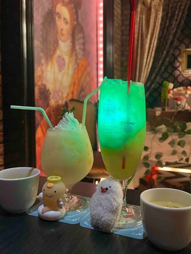 アリスの世界観のカフェいったよ。
光ってる飲み物を飲んだ💫
ちっちゃいコーンスープもきた。
