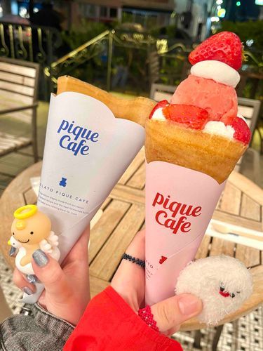 ジェラピケカフェでクレープ食べたよ。
青と赤でかわいいね🟦🟥
ちょっとうつむいちゃっいました。
次はカメラ目線。
