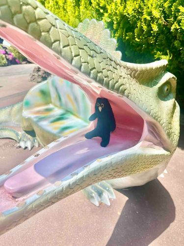 恐竜に食われかけた黒いくまの子🦖🦕