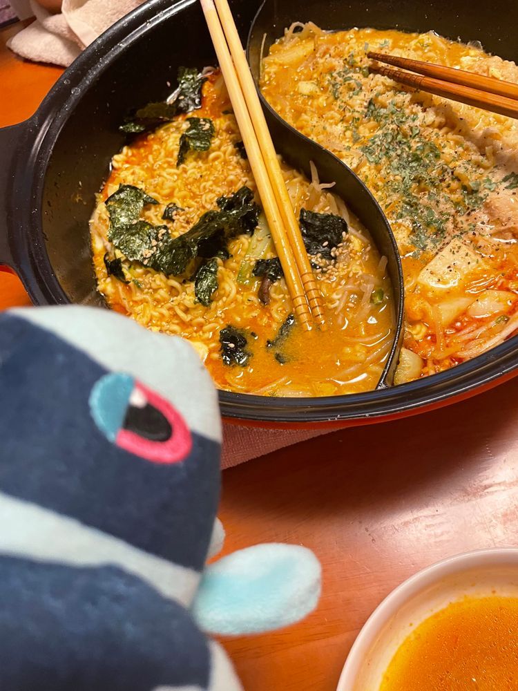 たんたんなべ たべてみよう

たんたんなべの すーぷで おなべを つくって たべてみよう！
おにく、 あぶらあげ、 おとうふ、 おやさいを たっぷり…
ちょっと ひりひり からいけど、 やみつきに なっちゃう おいしい おなべの かんせい！🥳

おなべの しめは、 コトコトスープさん ぷれぜんつ…… さりめんの ちゅうかと いたりあん あれんじ！✨️🇨🇳🇮🇹✨️
どっちも すごく おいしかった〜！🤩
