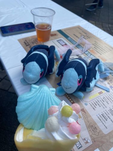 かんぱい！ くらふとびーるふぇす

おかあさんと いっしょに、 くらふとびーるの おまつりに やってきたよ！
こーひーあじの びーる？ が あったんだって すごいよね どういうこと なんだ…

ぼくたちが いただいたのは、 まほうどうさんの まーめいどくれーぷ🧜‍♀️
もなかの かいがらと、 おいりが たっぷりの くりーむに のった ももと みかんの あじの ごーじゃすな くれーぷ！
おいり は… およめさんが けっこん おめでとう！ って ときに ぷれぜんと する おいわいの おかし なんだって
さくっ ほろ… とした ほのあまい くちどけが くせになる ふしぎな おかし！
まほうどうさんは、 まほうみたいに かわいい きっちんかーで かわいい おかしとか のみものの いどうはんばいを している おみせだよ🪄︎︎

ぼくたちは おさけじゃなくて みるくらてと おれんじじゅーすで かんぱいを したけど…… いつか みんなで おいしく おさけを のめるように なったら いいなって おもって いるよ！🥃