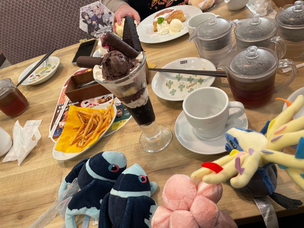 こうちゃ ごくごく ティーパーティー🫖
きょうは おいしい はんばーぐで ゆうめいな ふぁみりーれすとらんの ここすさんで おちゃかいを したよ!
きょうの おちゃは… ここすさんの あーるぐれいてぃー めいぷるここっしゅてぃー えるだーふらわーあんどますかっと 🌿🍁🌼
まずは あーるぐれいてぃー!
ほかの おみせで のんだ あーるぐれいてぃーよりも ちょっと しぶめ かも…!
おとなな きぶんに なれちゃうね🕺
めいぷるここっしゅてぃーは、 ここすさんの すいーつ めいぷるここっしゅを いめーじした あまい かおりの おりじなるてぃー!
しぶみの すくない さっぱりした おちゃの あじ! はっきりと かおる めーぷるしろっぷの あまい かおり… とっても のみやすい🤩
えるだーふらわーあんどますかっとは、 やさしい こうすい みたいに かれんな おはなの かおりと ふれっしゅな ますかっとの こうちゃ!
これは おかしと いっしょに いただいたんだけど、 ほどよい しぶみが みかくを すぱっ! と りせっと してくれて…
なんとも すまーとな おちゃ…!
おじょうさま みたいな おちゃ だと おもって いたけど、 しんしてきな しつじさん みたいな おちゃ だったか…😉
きょうの おかしは、 ここすさんと ぷろじぇくとせかいさんの こらぼめにゅー
25じ、ないとこーどで。 の ないとべりーぱふぇ🫐🌃
ちょこれーとが もりだくさんの あまあまな ぱふぇ に みえたんだけど…
いがいと あまさ ひかえめ だったんだ…🫢
じょうひんな あまさの ちょこあいす、 まったりした ほいっぷくりーむたち から はじまり… すっきりした こーひーぜりーに おわる… うつくしい じこかんけつした すいーつだよ
ただ とちゅうで はさまれる ぱりぱりした ちょこの ふれーくが しょっかんを もりあげる たのしい いちめんも あって…
にーごの こせいてき だけど けっそくりょくの つよい ちーむせいを かんじる ような… かんせいどの たかい ぱふぇ だったんだ!
めにゅーの かいはつを したひとは きっと ぷろじぇくとせかいさんが とっても すきな ひと なんだろうね… ふかい りかいと あいじょうを かんじたよ!