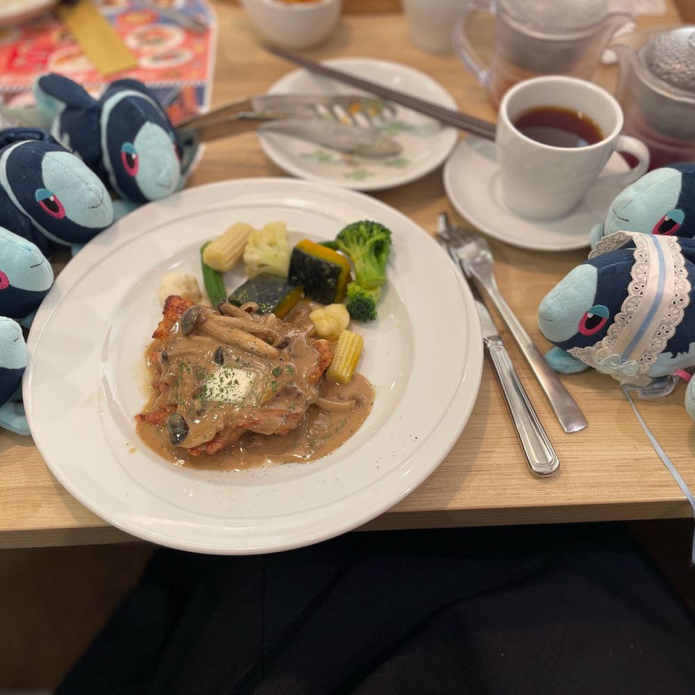みんなでココス
(包み焼きハンバーグのホイルが弾けて青い猫型ロボットが沢山飛び出してくるイメージ映像が流れる)
えいがを みおえた ぼくたちは、 ここすさんに おひるごはんを たべに やってきた!
いま ここすさんでは はつねみくちゃんの げーむの こらぼを やって いるんだよ
トレーナーさんの おねえちゃん…
コトコトスープさんは、 その げーむが とっても じょうず!
おし の きゃらくたーさんも いるんだって
ほしい とくてんが あたったら いいよね
だから みんなで いっぱい たべちゃおう!
おんやさいが つけあわせで ついてくる、 きのこそーすの ぱりっとした ちきんを たべたよ!
いいかおりで こりこり しょっかんの たのしい きのこそーすと、 ひが とおって うまみの ました おやさいが とっても あう!
ちきんも とっても じゅーしー…🥳
このあと ぼくたちは おちゃかいも たのしんだんだけど、 まずは とくてんの けっか から…
コトコトスープさんの おしのこ だけ でなかったんだって! ほかのこは みんな でたのにね…😢