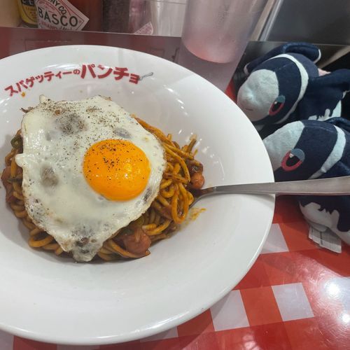 まくはりタウン だいぼうけん②

のんびり おかいものを たのしんだら…

こんがり こおばしい おこげつきの… おいしい なぽりたんを たべに きたよ！
しかも こんかいは めだまやきも のせちゃう…！🍳

でざーとは そふとくりーむのせ いちごみるく！ 
ちょっとだけ たべたあと いちごみるくに とかしたら… うっとり しちゃうくらい、 あまい しぇいくに なるよ！

つぎは また みくちゃんの らいぶの ときに まくはりタウンに くるんだって
たのしみだなあ