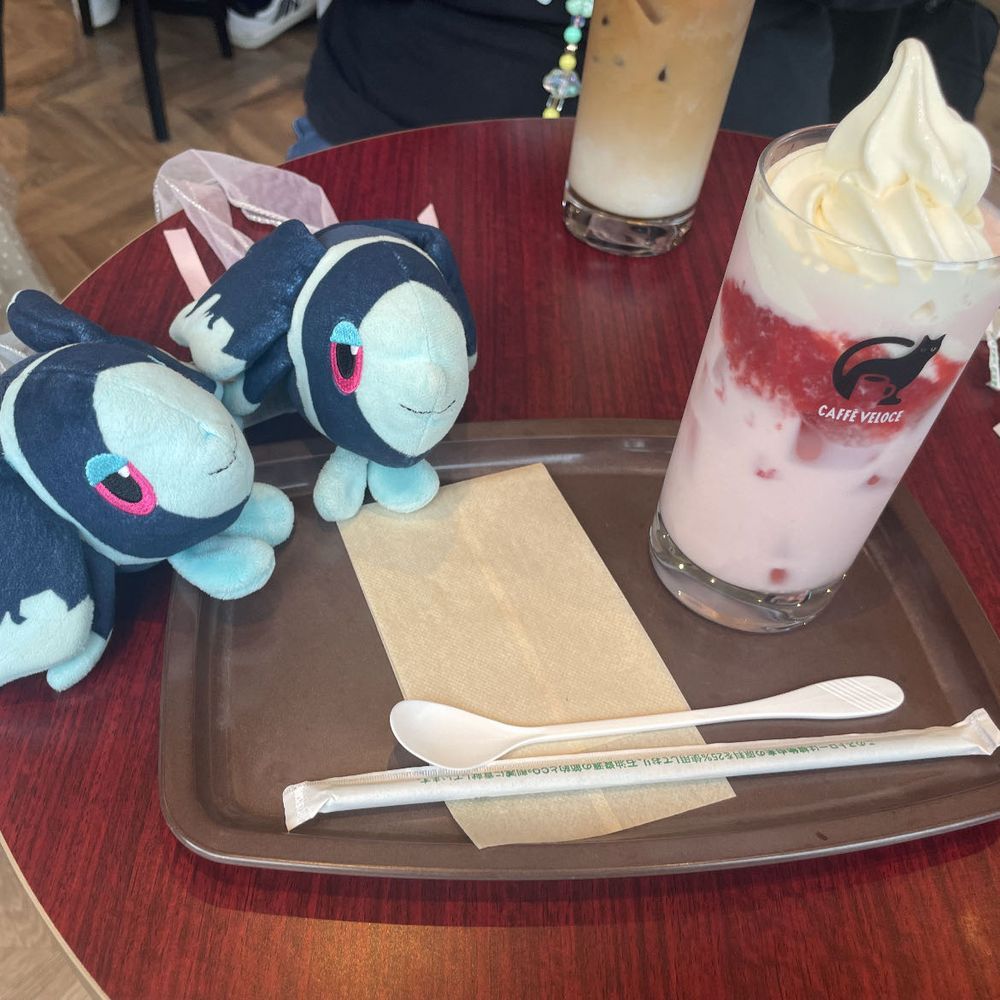 まくはりタウン だいぼうけん②

のんびり おかいものを たのしんだら…

こんがり こおばしい おこげつきの… おいしい なぽりたんを たべに きたよ！
しかも こんかいは めだまやきも のせちゃう…！🍳

でざーとは そふとくりーむのせ いちごみるく！ 
ちょっとだけ たべたあと いちごみるくに とかしたら… うっとり しちゃうくらい、 あまい しぇいくに なるよ！

つぎは また みくちゃんの らいぶの ときに まくはりタウンに くるんだって
たのしみだなあ