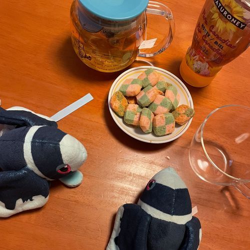 春におわかれ

そろそろ このたぐも おしまいなのかな

ぼくたち せんげつ？くらいから、 てぃーたいむに はまっているんだ
あったかい こうちゃと おちゃがしで ほっとするのが だいすき！

やけどが こわいから あつい こうちゃは のめないんだけどね…