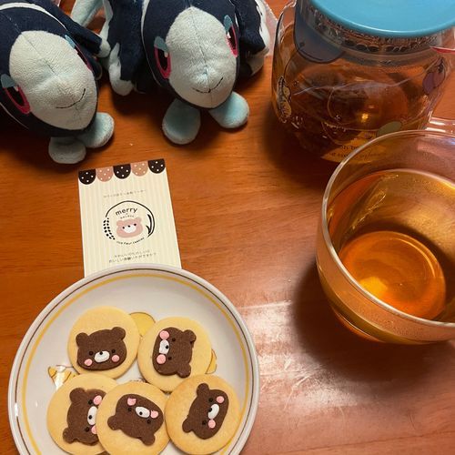 おちゃの じかんだよ🫧🫖

きょうの おちゃは かーみえんさんの おれんじかもみーる！🍊
きょうは はちみつを いれないで のんだよ
いれなくても さっぱりして おいしいんだね

きょうの おかしは merryのおかしやさんの、 まんまるくまさんくっきー🧸
こめこで できた さくほろな くっきーで、 たべるのが もったいないくらい かわいい🥹
まあ たべちゃうんだけど…