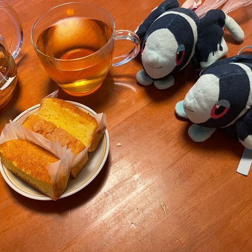 おちゃのじかん だったね！！！
─=≡Σ_(　_#)´ω`)_🫗ｽﾞｻｧｰ

きょうの おちゃは…
きょうで さいごの かーみえんさん おれんじかもみーる……🍊
ぼくに こうちゃの おいしさを おしえてくれて ありがとう…

きょうの おかしは、 
もちもち ぱうんどけーき！
ぱっくに いっぱい はいって、 おやすくて おいしいやつだよ！
その なのとおり、 しっとり もちもち あまくて おいし〜！
せめて どこの おみせの けーきなのか しりたかったんだけど つくっている こうじょうの なまえしか かいてなかったよ
きみに また あいたいよ…

