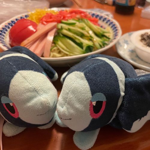 いえーい！ きょうのごちそうだにゃん

なつの あまい はーとだね

ひやしちゅうか だいすき！
きょうは しおこんぶのせ おとうふも いっしょ！
でざーとは きうい…！
おみせで ときどき やっている きういの ししょくかい すきなんだ
あの きういぶらざーずさんも すき かわいいから