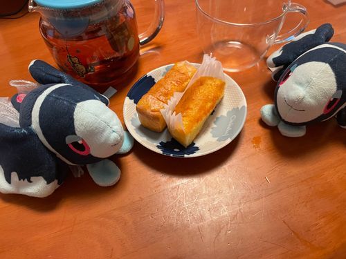おちゃの じかんだよ！|ω･)_🫖

きょうの おちゃは、 にっとうこうちゃさんの まろんきゃらめるてぃー！🌰
ふんわり あま〜いかおり… でも あじは おちゃだよ ふしぎな かんじだね

きょうの おかしは、 はっしょうせいかさんの もちもちぱうんどけーき！
まえ たべて すごく おいしかったから、ついかで おかいもの してきちゃったよ…