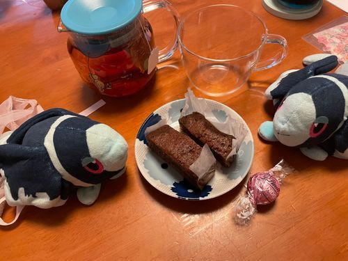 おちゃのじかん だったよね(´･ω･)っ🫖

きょうの おちゃは、 にっとうこうちゃさんの ぴーちらいちてぃー🍑
おふろばの せっけんみたいな すごく せいけつかんのある いいにおいが したよ…！ からだの なかから きれいになっちゃいそう🫧

きょうの おかしは、 はっしょうせいかさんの もちもちぱうんどけーき ちょこれーとばーじょんと おねえちゃんが くれた りんつの ちょこれーと さくらあじ！🌸
にしゅるい あるなんて すぺしゃるだよね